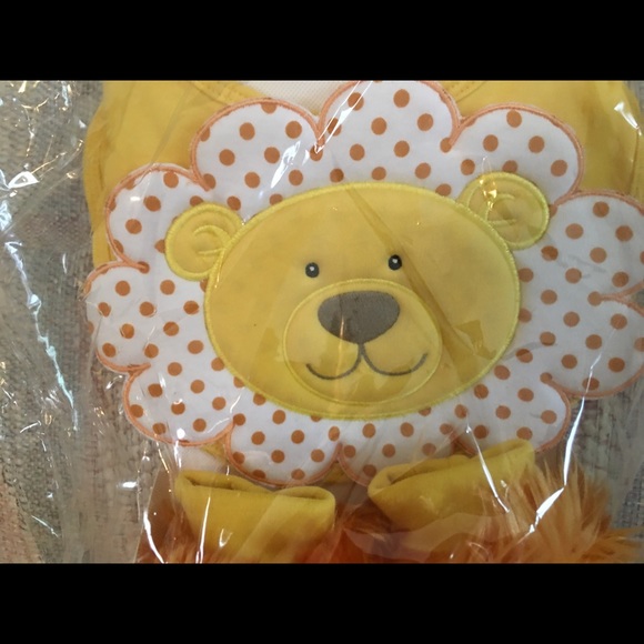 Lion Bib and Booties set - Picture 2 of 7